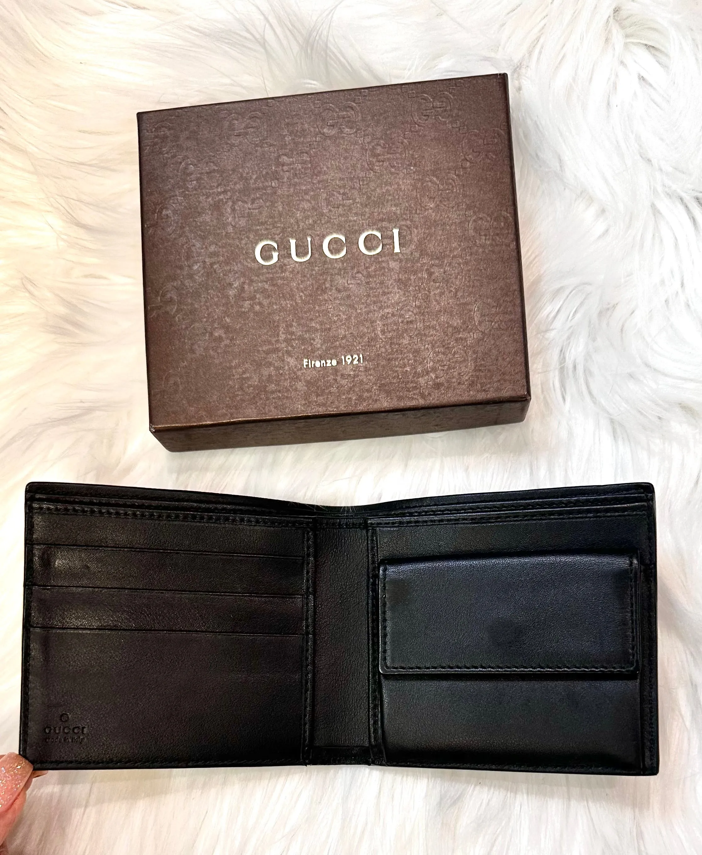 GUCCI MENS SIGNATURE BIFOLD WALLET (pre owned)