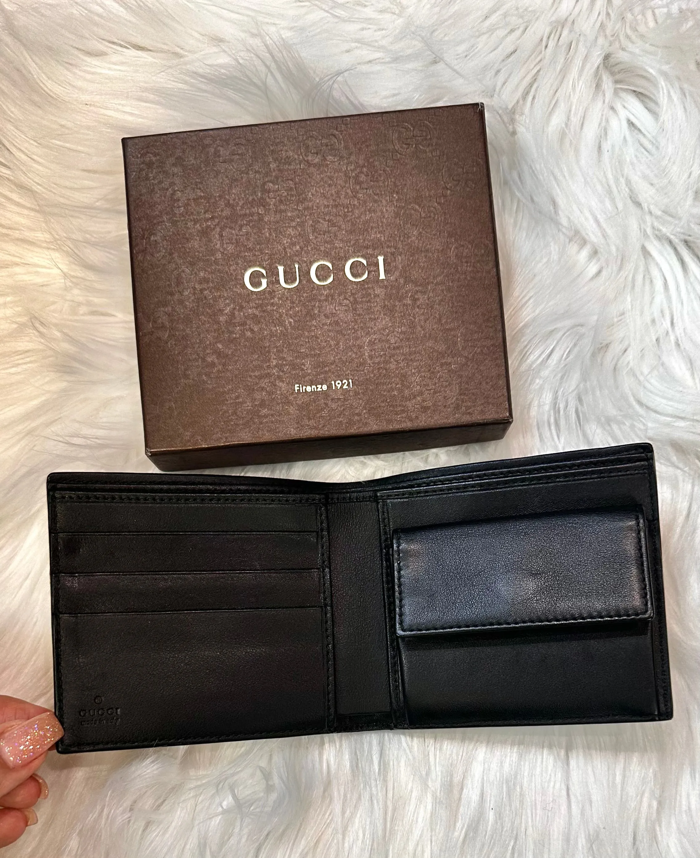 GUCCI MENS SIGNATURE BIFOLD WALLET (pre owned)