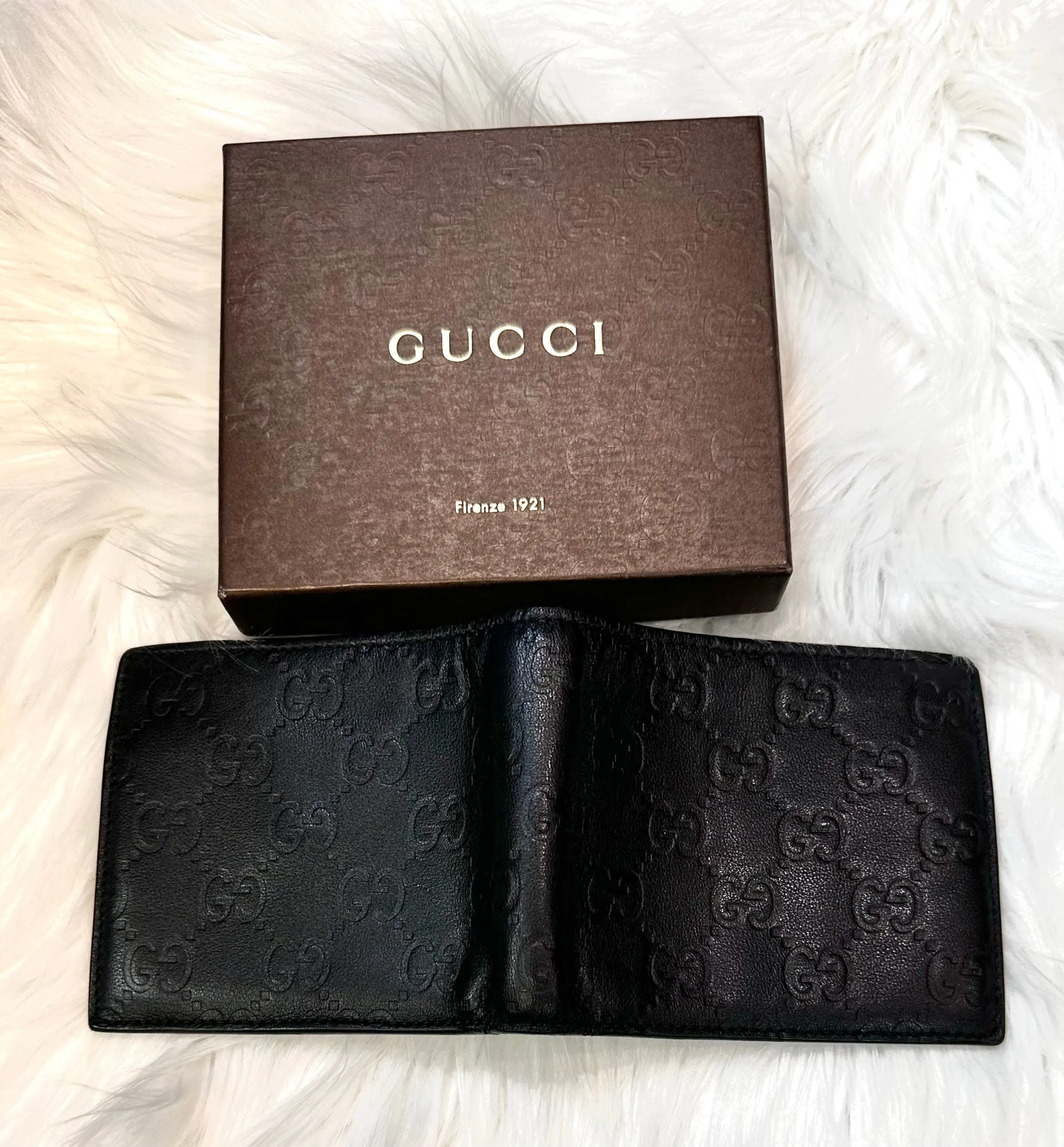 GUCCI MENS SIGNATURE BIFOLD WALLET (pre owned)