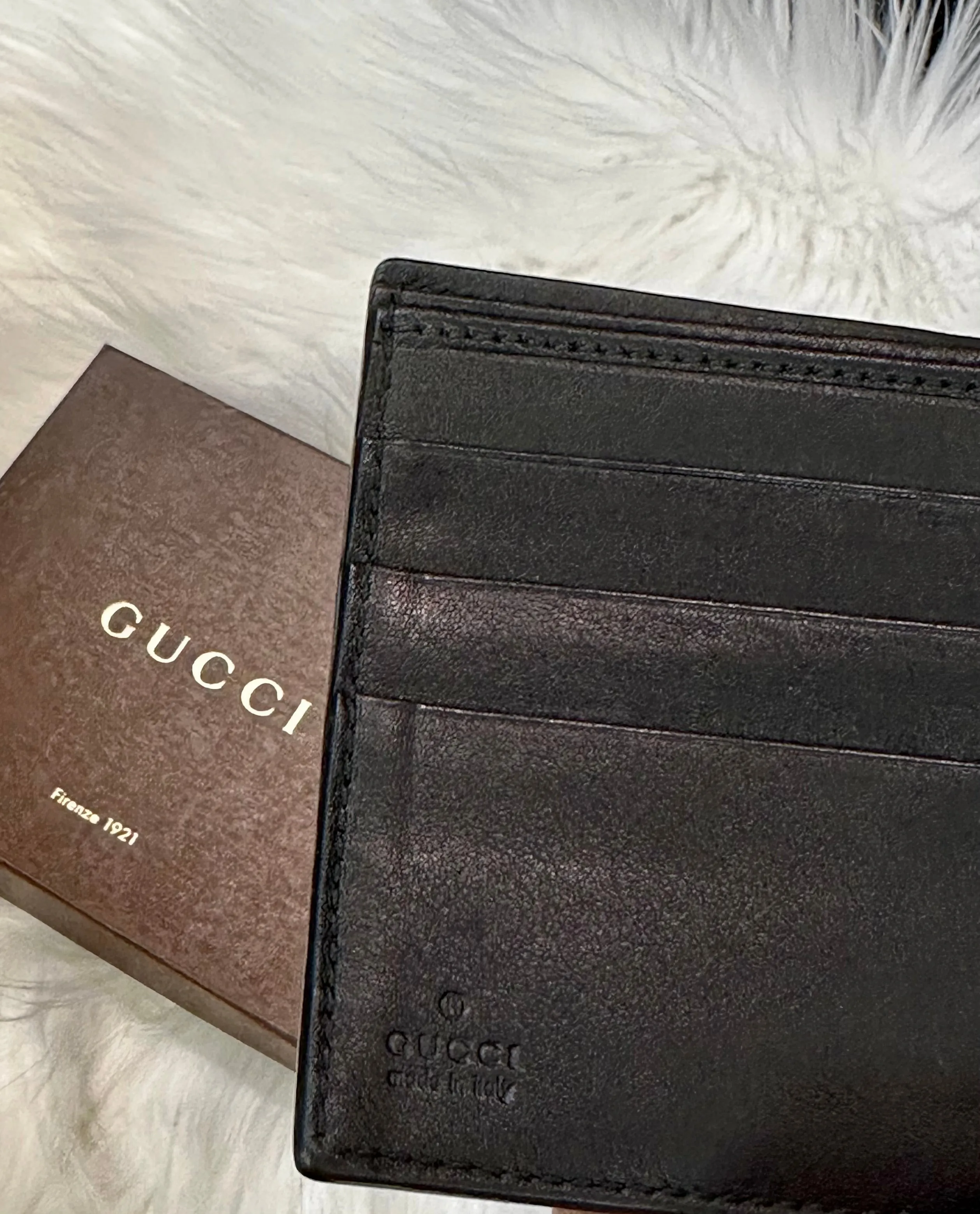 GUCCI MENS SIGNATURE BIFOLD WALLET (pre owned)